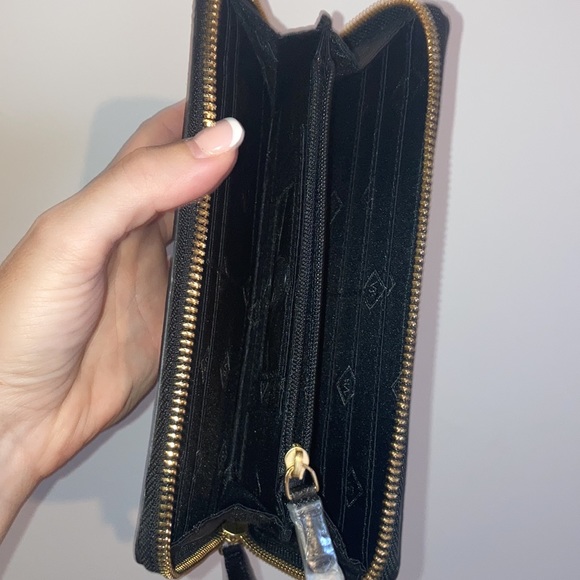 Vera Bradley wallet like new!! - Picture 3 of 5